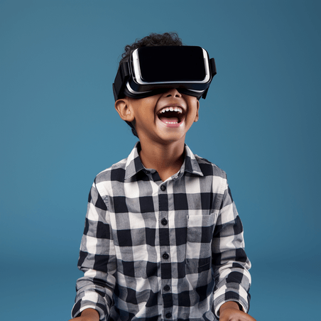 潮国创意穿着格子衬衫的微笑孩子戴着VR眼镜摆姿势