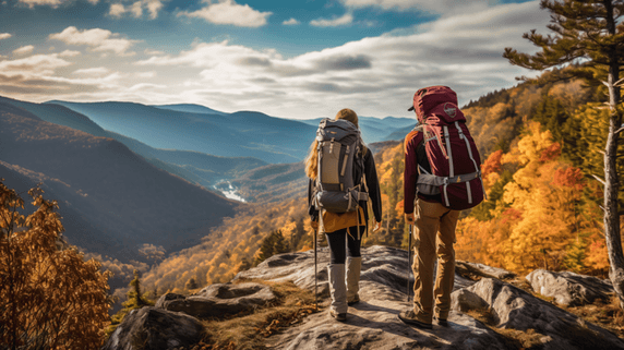 潮国创意情侣徒步爬山野外场景旅游登高