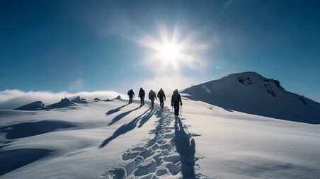 潮国创意登山爱好者在白雪覆盖的山上徒步3冬天雪景
