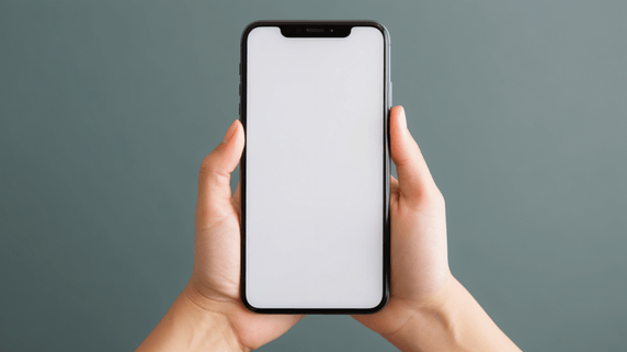 潮国创意女青年的手拿着空白屏幕的手机
