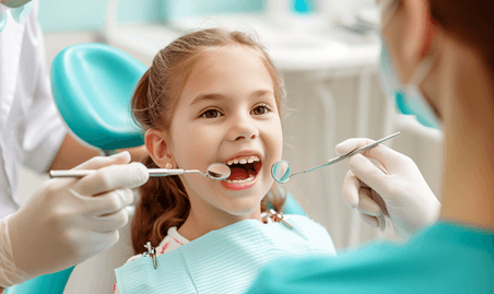 创意牙医给小女孩儿童牙科体检检查蛀牙