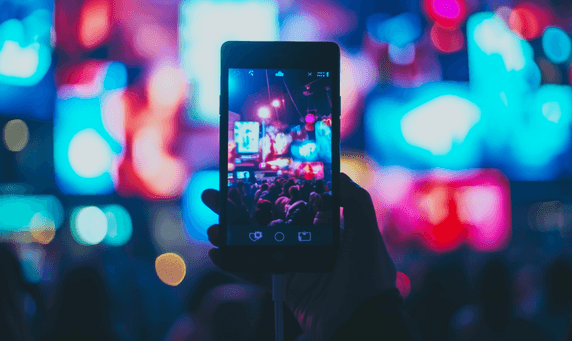 创意演播室的电视摄像机直播手机设备