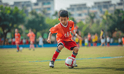 创意亚洲儿童人像青年足球队玩足球游戏的年轻男孩