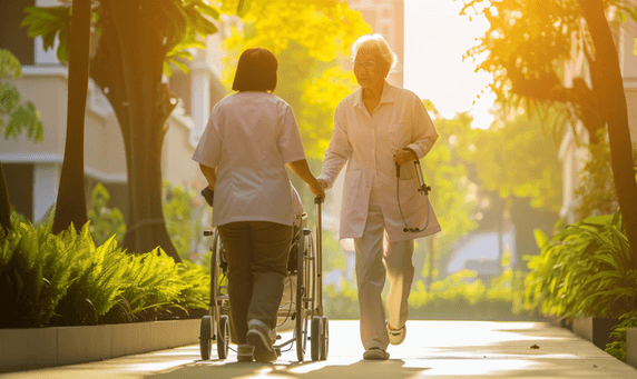 创意女护工照顾行动不便的老人养老院