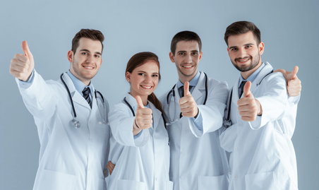 创意年轻的医生们举大拇指医疗健康团队人物