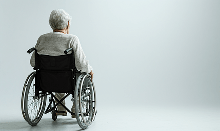 创意轮椅上的白发老人医疗病人老年人