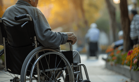 医疗健康疾病养老院坐在轮椅上的老人胸闷