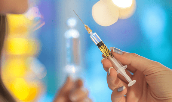 创意女性自己注射胰岛素医疗健康疾病打针