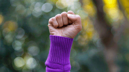 创意紫色紧握拳头呐喊正义抗争背景11