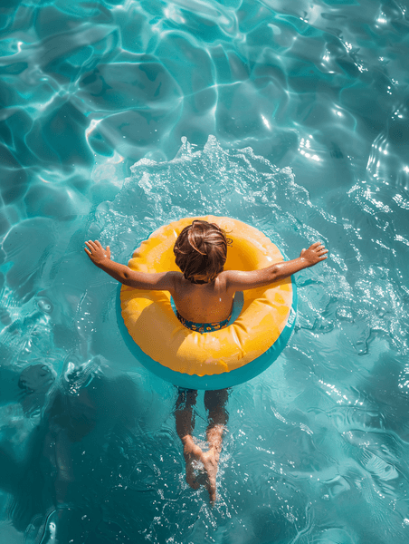 创意用浮板游泳的孩子夏天运动清凉游泳圈儿童