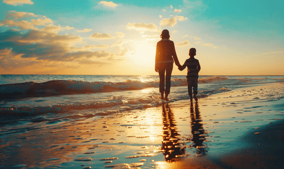 创意海边牵手的母子背影母亲节大海散步