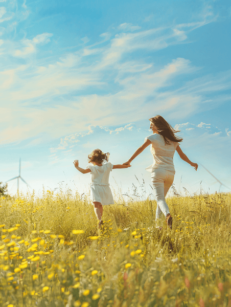 创意儿童节女儿和妈妈拿着风车在草坪上奔跑