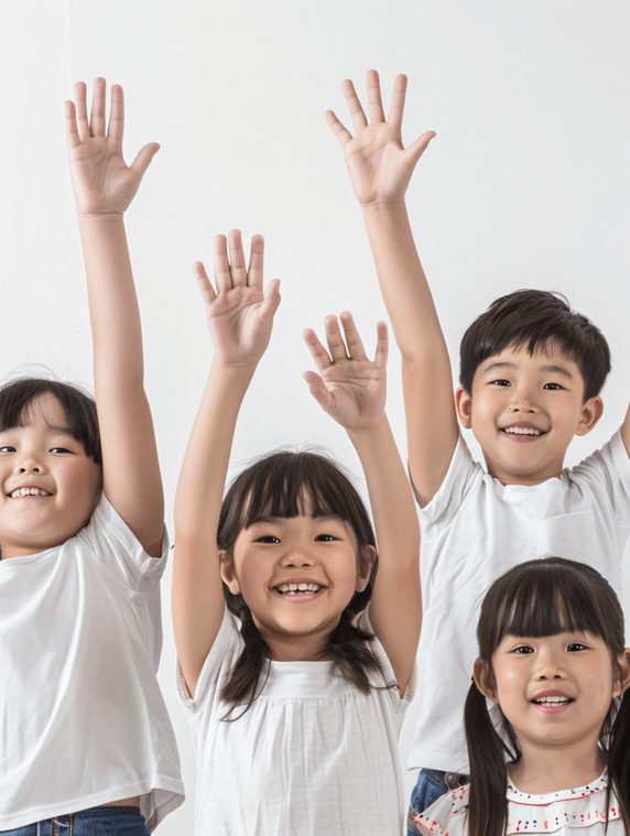 创意幼儿园小朋友举手回答问题亚洲儿童