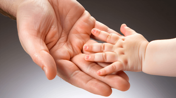 创意亲子母婴人像父亲和婴儿的手部摄影1