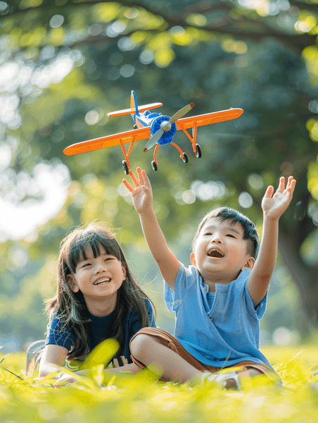 创意亚洲人拿着玩具飞机在公园玩耍的快乐儿童儿童节童趣童年纯真