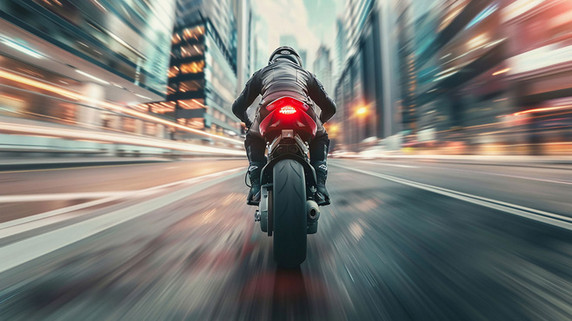 创意飞驰摩托骑手摄影照片