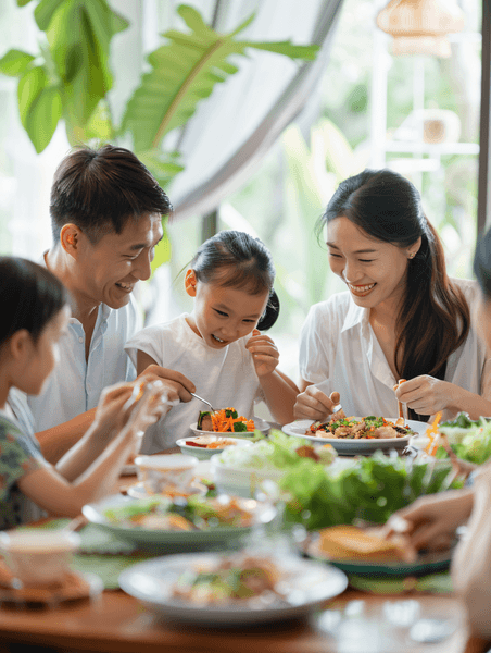 创意亚洲人幸福家庭在吃饭一家人团聚幸福