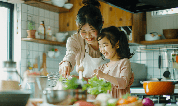 创意母婴亲子母亲节亚洲人年轻妈妈和女儿在厨房