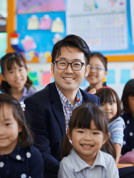 创意教育亚洲人老师和小学生们在教室里人物