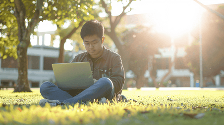 创意草地上使用电脑的大学生教育培训毕业13
