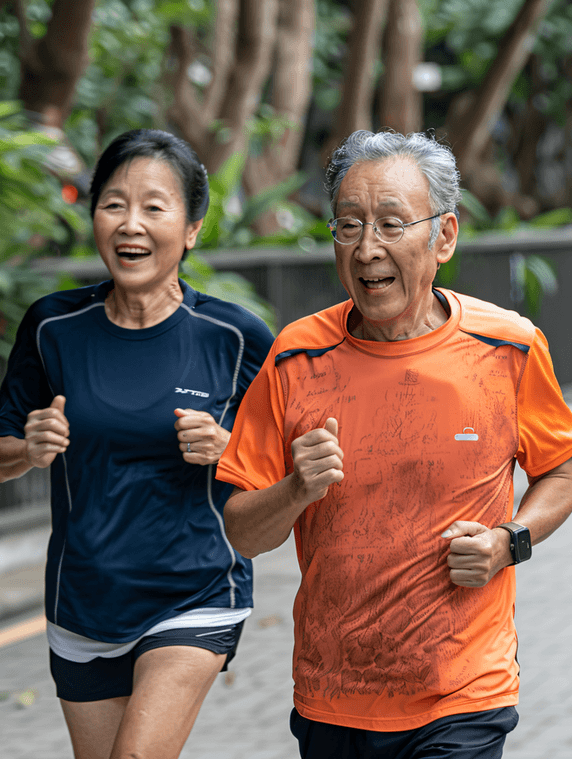 创意亚洲人老年夫妇在户外慢跑体育运动人物