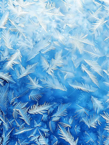 创意玻璃圣诞背景上的冷霜图案冬窗上的蓝色冰