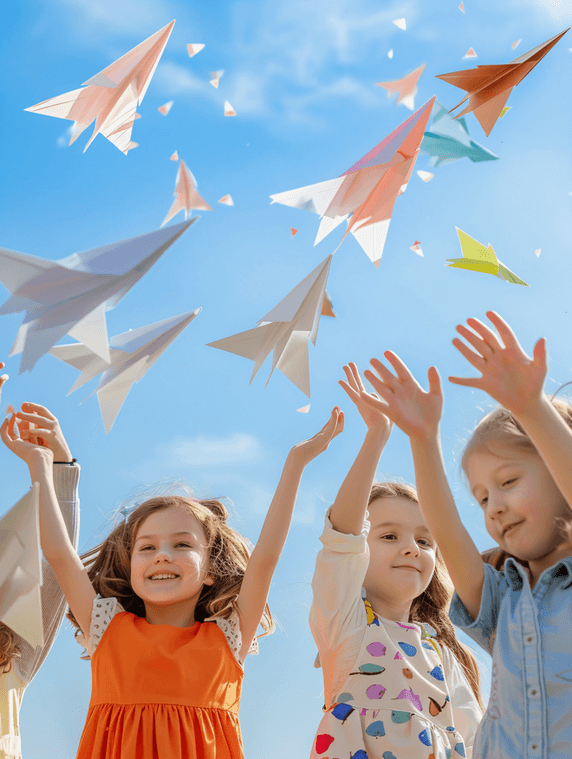 创意小学生一起扔纸飞机教育培训