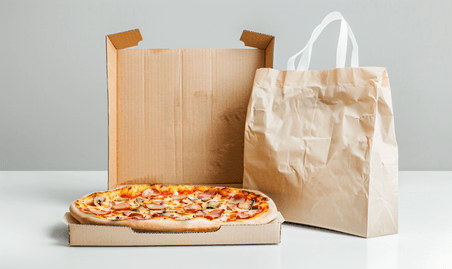 创意带披萨和一次性纸袋的白色纸板箱餐饮美食