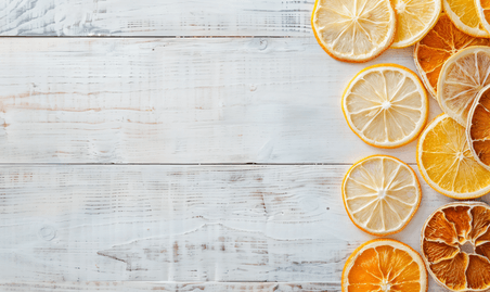 清新水果橙色木桌白色木质背景配有干橙和柠檬片