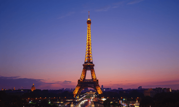 创意巴黎天际线与埃菲尔铁塔在黄昏