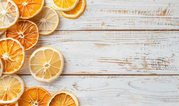 创意白色木质背景配有干橙和柠檬片清新水果橙色木桌
