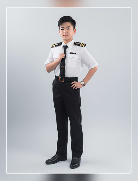 小小飞行员小男孩一张飞行员照片亚洲面孔男生全身照穿着专业服装很酷人像摄影风格