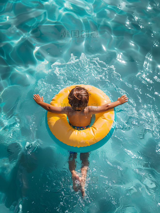 创意用浮板游泳的孩子夏天运动清凉游泳圈儿童