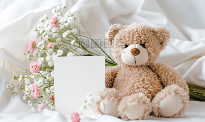 创意泰迪熊和空白明信片与花束